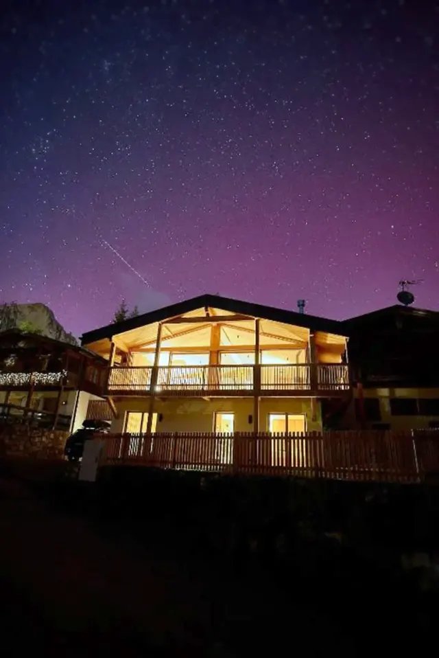 BookNoFees: Chalet in legno tranquillo e di carattere con balcone – Nova Levante BZ