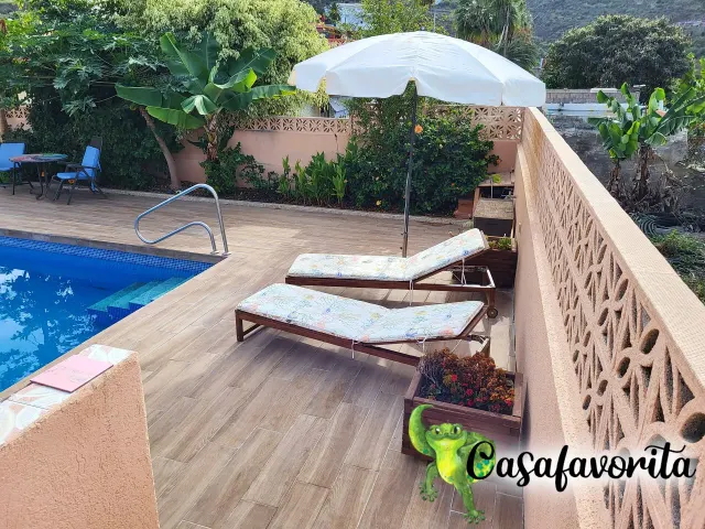 BookNoFees: casa vacanza a Buen Paso, Tenerife, Spagna – Terrazza con piscina, sedie a sdraio, ombrellone e pavimento piastrellato
