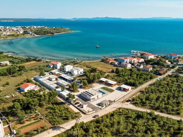 BookNoFees: Casa mobile con piscina vicino al mare – Privlaka