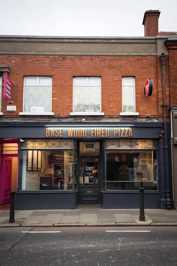 BookNoFees: Ristorante – Base Wood Fired Pizza – Dublin – Pizza cotta nel forno a legna, foto 1