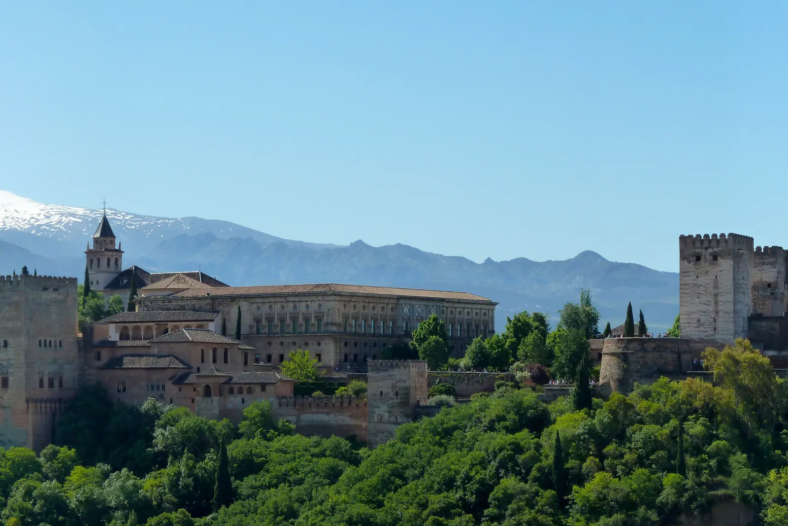 Guida BookNoFees dell'Andalusia, Spagna: l'Alhambra di Granada con la Sierra Nevada sullo sfondo