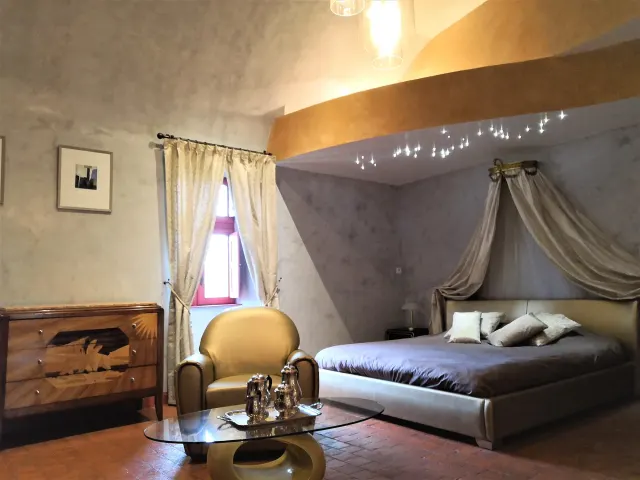 BookNoFees: Castello della Servayrie – Suite Apollon – Mouret