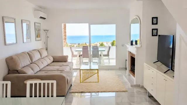 BookNoFees: casa vacanza a Mijas – Soggiorno con divano, televisione e terrazza con vista sul mare a Calahonda, in Spagna