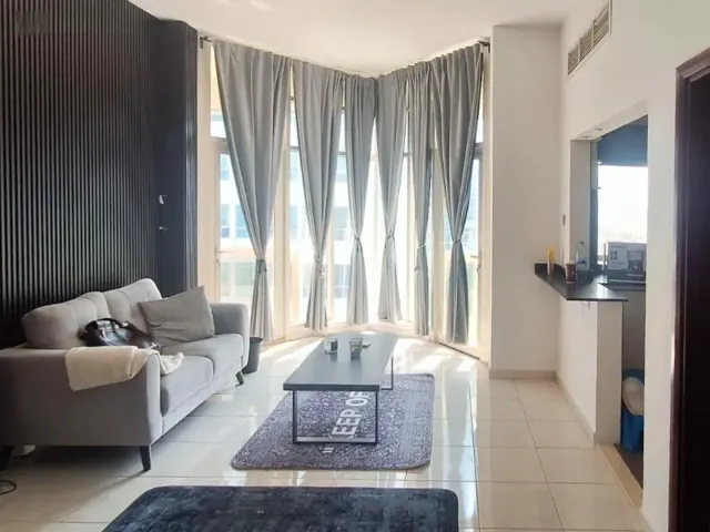 BookNoFees: Elegante monolocale in posizione centrale con piscina e parcheggio – Dubai