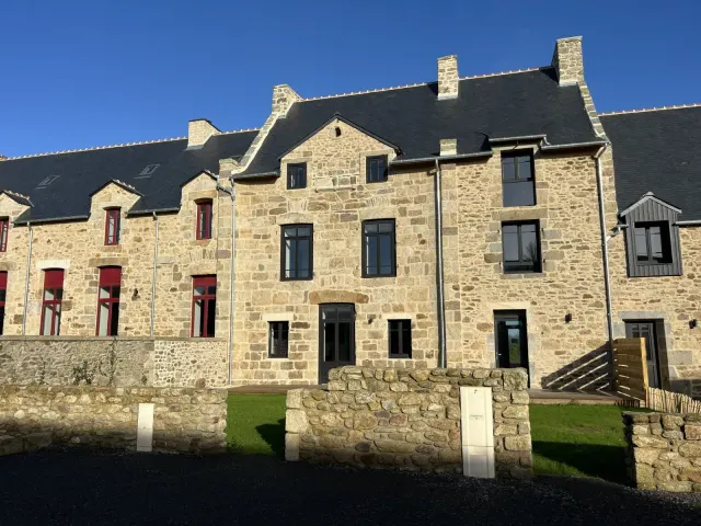 BookNoFees: Elegante casa in pietra con giardino e ricarica EV – Saint Malo
