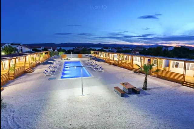 BookNoFees: Tranquilla casa in stile camper con piscina in comune – Turanj