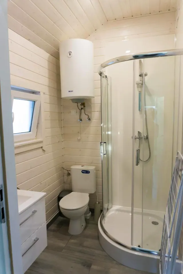 BookNoFees: casa vacanza a Jarosławiec, Polonia – piccolo bagno con WC e doccia nella struttura DOMKI SILVER 2 nella città di Jarosławiec