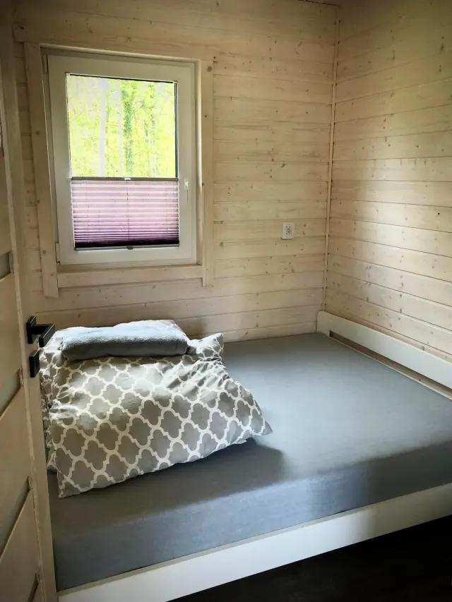 BookNoFees: casa vacanza a Jarosławiec, Polonia – una stanzetta con letto e finestra nella struttura DOMKI SILVER 2 nella città di Jarosławiec