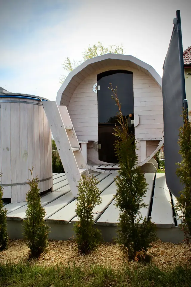 BookNoFees: casa vacanza a Jarosławiec, Polonia – Sauna a botte da esterno con gradini in legno e piccola piattaforma