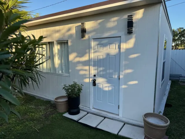 BookNoFees: casa vacanza a Cutler Bay, Stati Uniti – Esterno di una minicasa bianca con porta d'ingresso, piante in vaso e vialetto in pietra