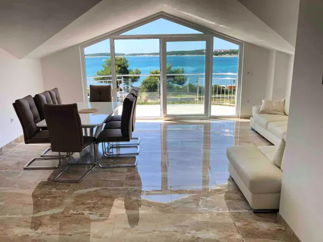 BookNoFees: Un piano della lussuosa villa sul mare con lettini gratuiti all’ombra dei pini sulla spiaggia privata – Medulin
