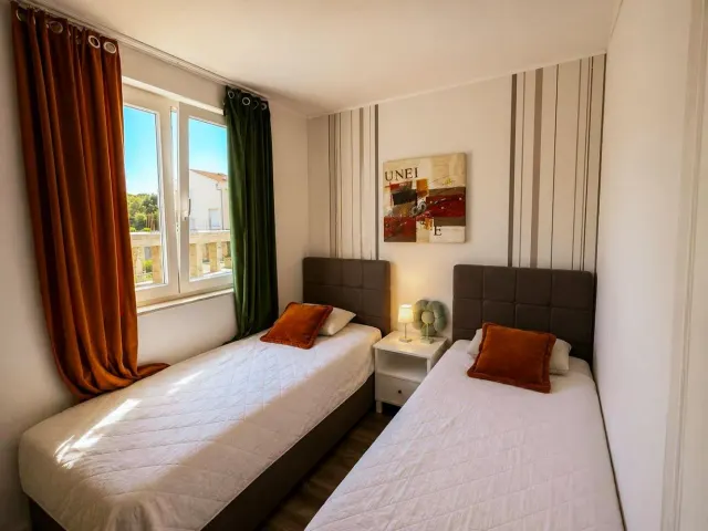 BookNoFees: Tranquillo appartamento sul mare con balcone e vista sul porto turistico – Petrcane