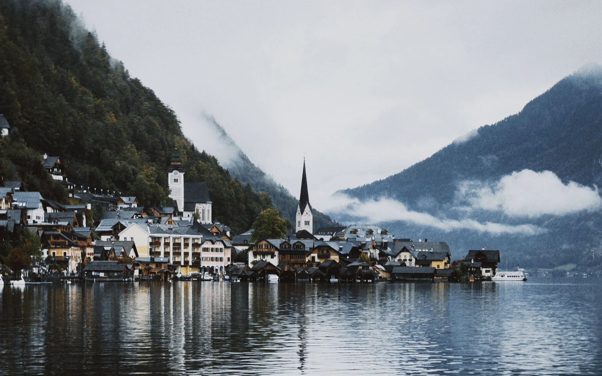 Hallstatt sul lago, tra montagne avvolte dalle nuvole