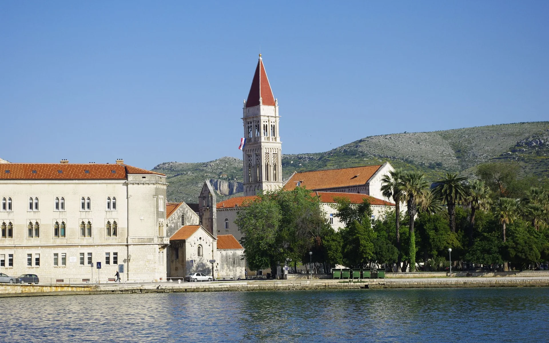 Passeggiata sul lungomare di Trogir con il campanile storico