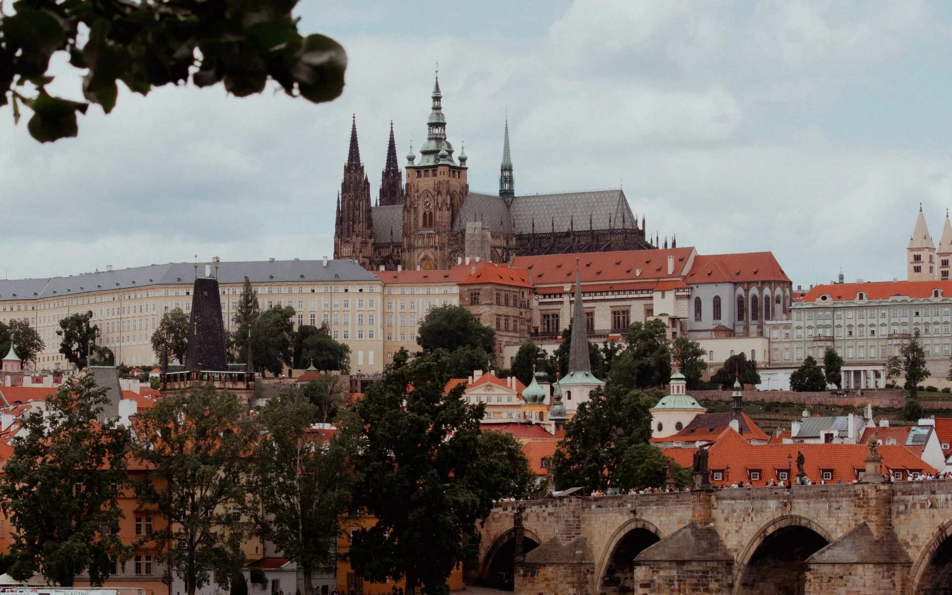 Il Castello di Praga e il Ponte Carlo sulla Moldava