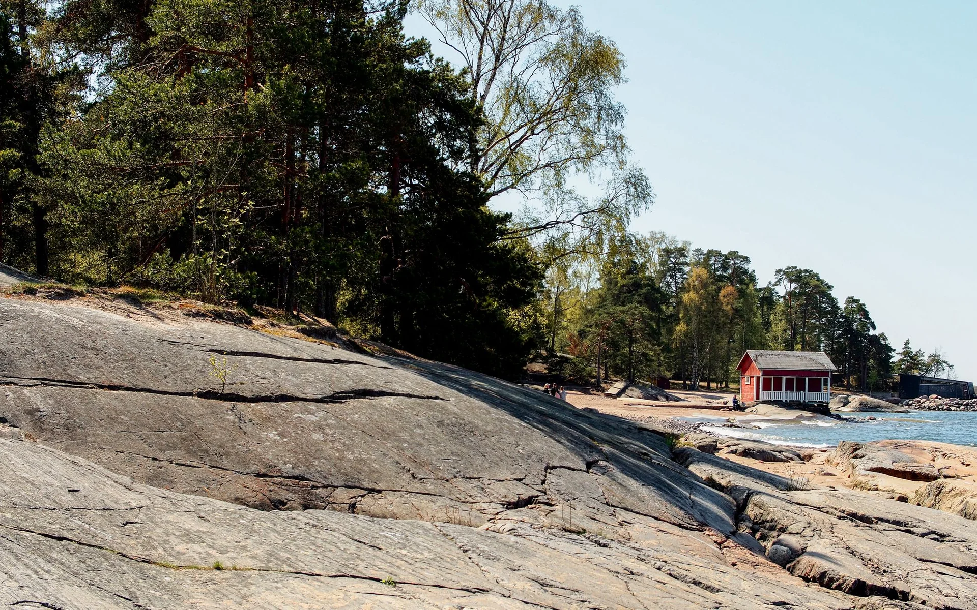 Capanna rossa sulla costa rocciosa di Helsinki