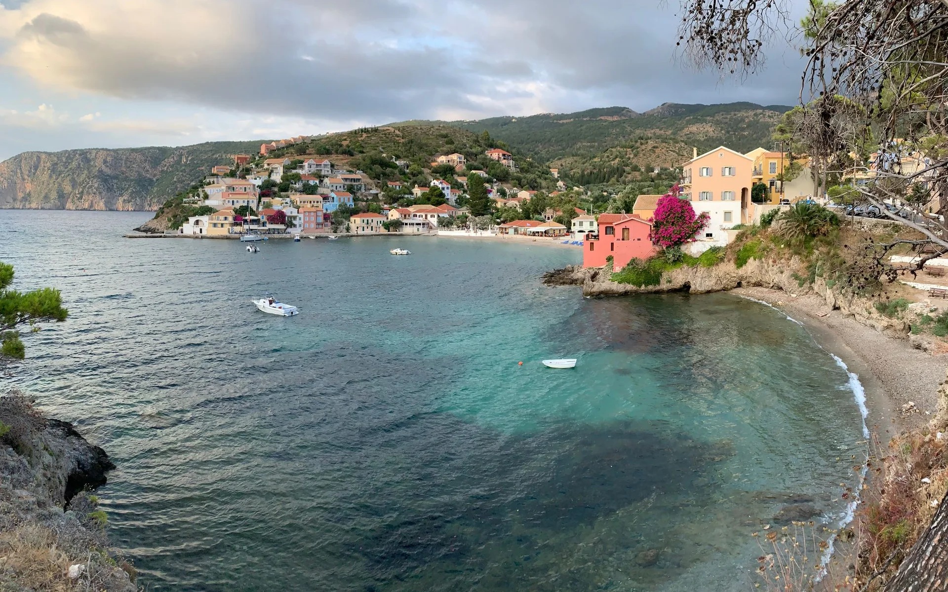 Case colorate sulla baia di Assos in Grecia