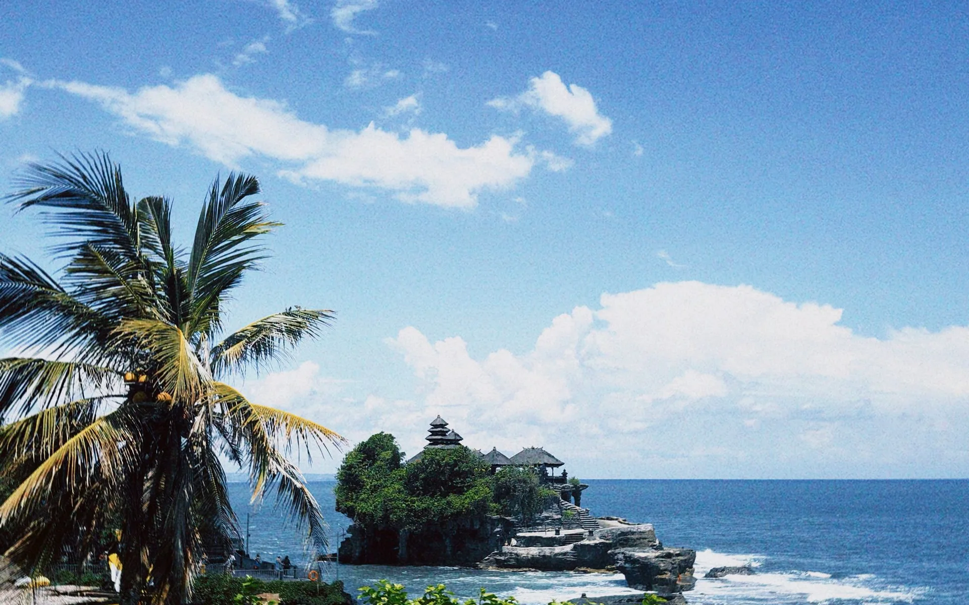 Tempio di Tanah Lot sulla costa di Bali