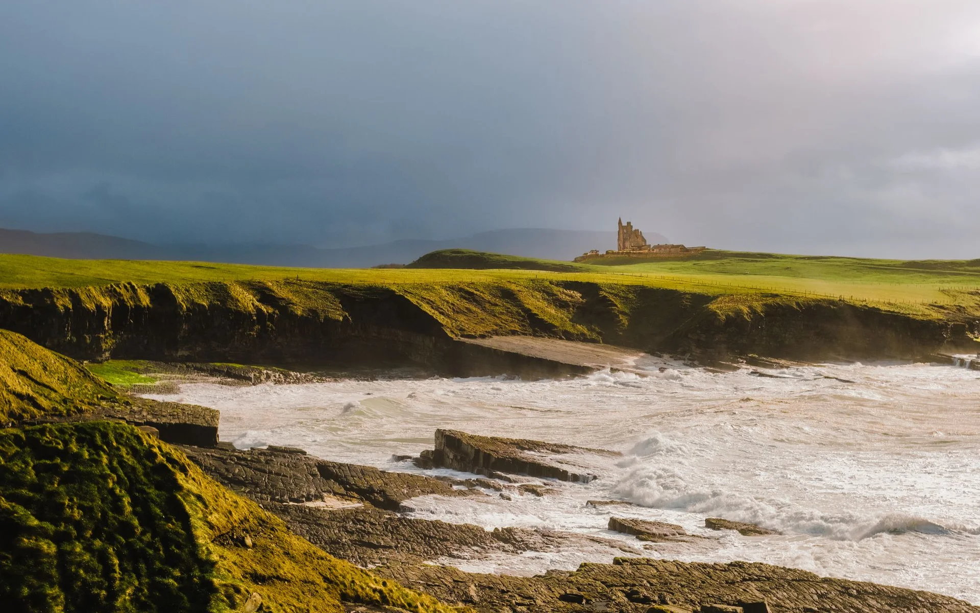 Il castello di Classiebawn sulla costa della contea di Sligo