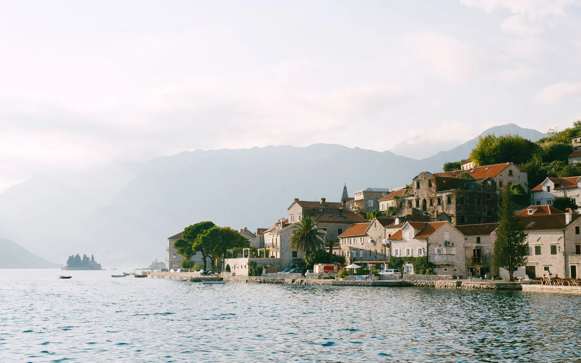 Case in pietra sulle rive della baia di Kotor