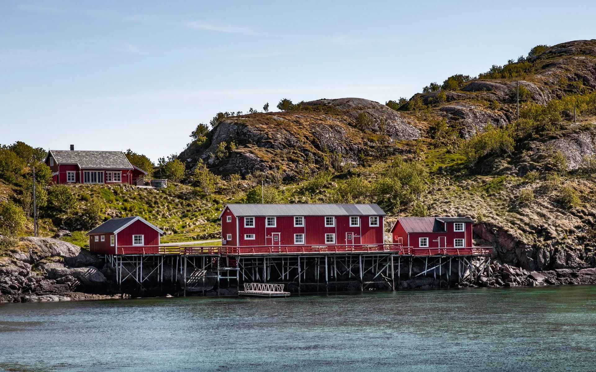 Case rosse in riva al mare nel Nordland, Norvegia
