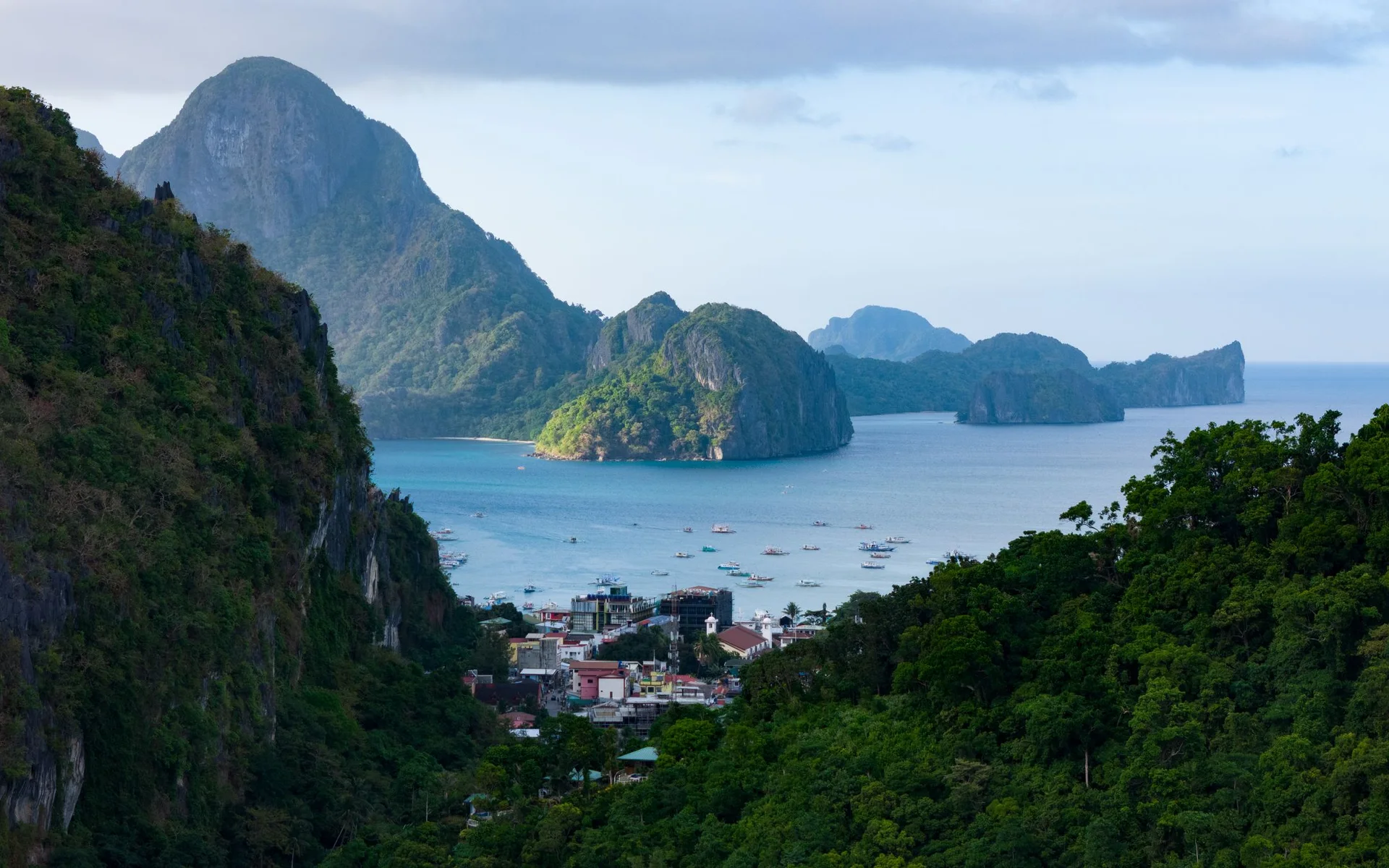 Isole verdi e mare blu a El Nido, a Palawan