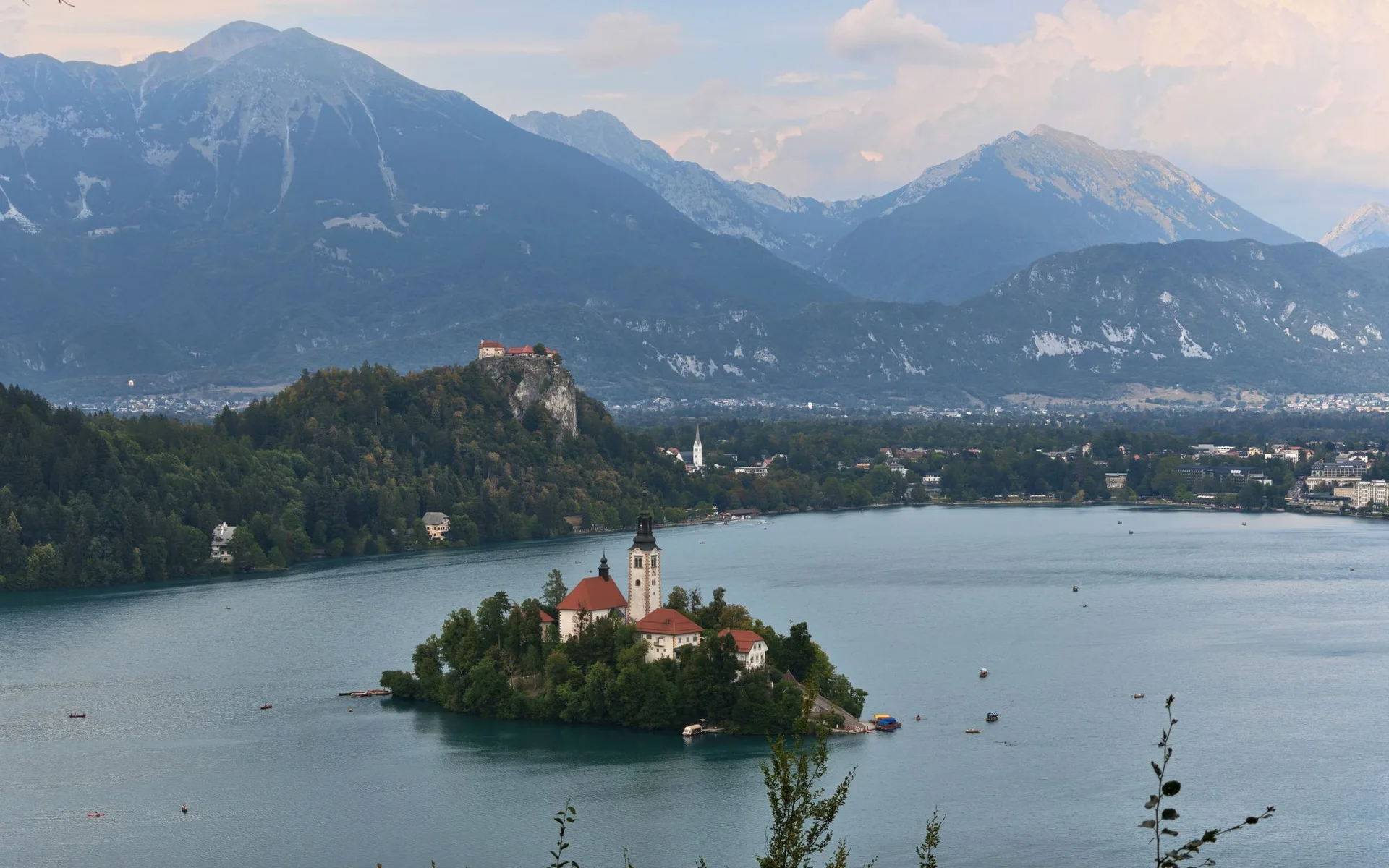 Il lago di Bled con la chiesa sull’isola sullo sfondo delle Alpi