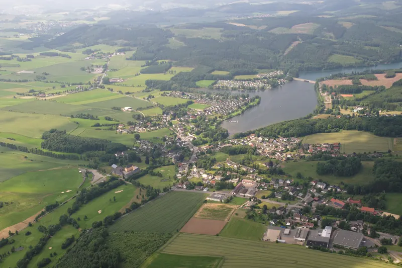 Il lago Sorpesee visto dall'alto, con il villaggio di Amecke sulla sua sponda orientale e le colline boscose del Sauerland che lo circondano