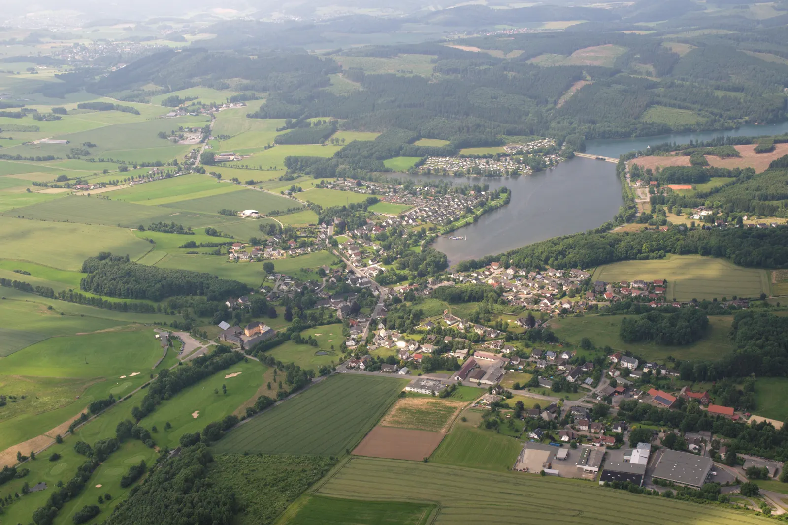 Il lago Sorpesee visto dall'alto, con il villaggio di Amecke sulla sua sponda orientale e le colline boscose del Sauerland che lo circondano