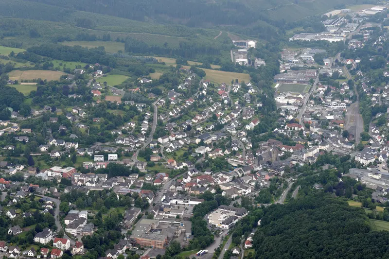 La città di Sundern vista dall'alto: case lungo la valle del Röhr, tra colline boscose