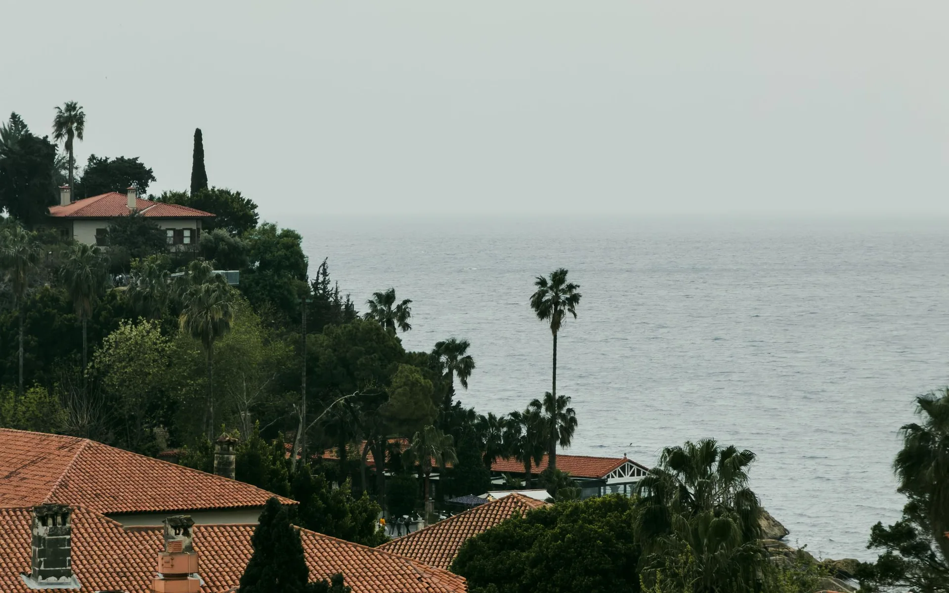 I tetti di Antalya con vista sul Mar Mediterraneo