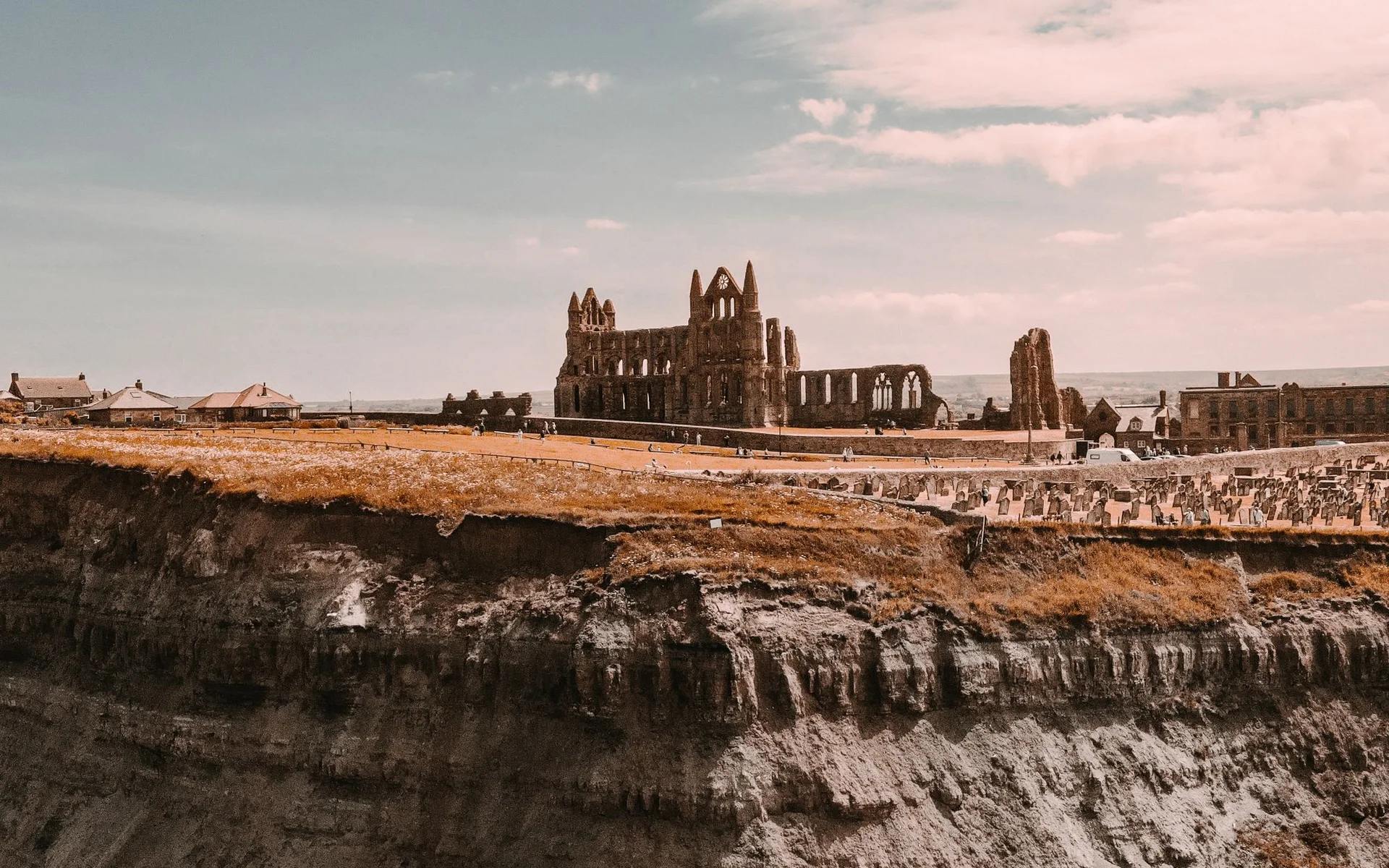 Le rovine dell’Abbazia di Whitby a picco sulla costa inglese