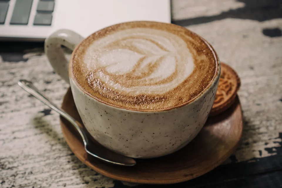Foto di esempio: Cappuccino in una tazza di ceramica