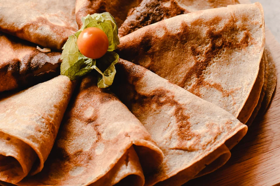 BookNoFees: Foto di esempio: Crêpes disposte su un piatto