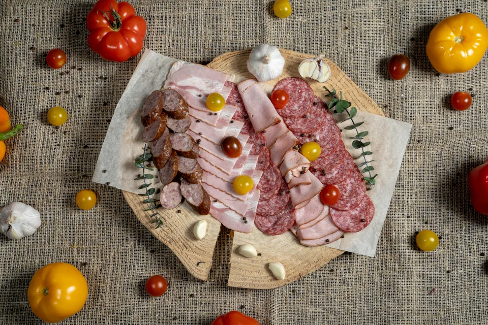 Foto di esempio: Affettati e salami su un tagliere di legno