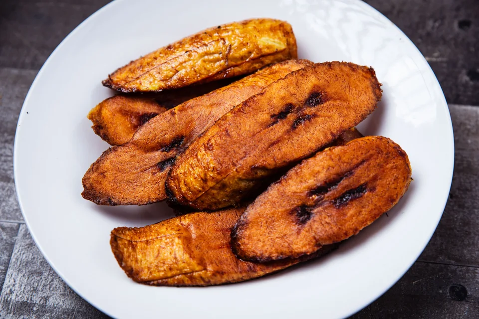BookNoFees: Foto di esempio: Fette di platano fritte su un piatto bianco