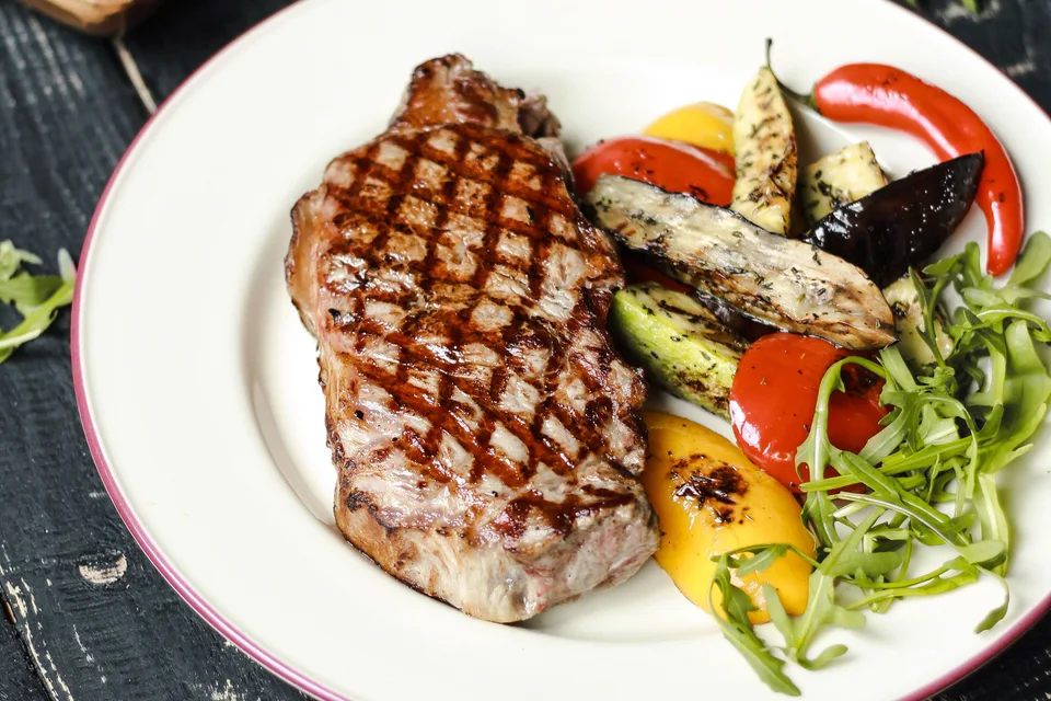Foto di esempio: Bistecca alla griglia servita con verdure