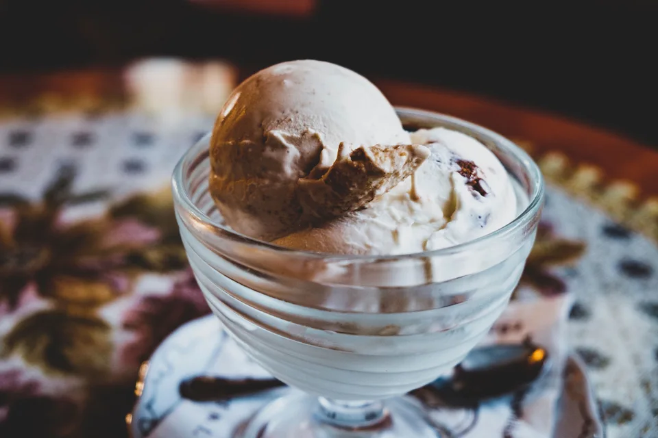 Foto di esempio: Gelato in una coppetta di vetro