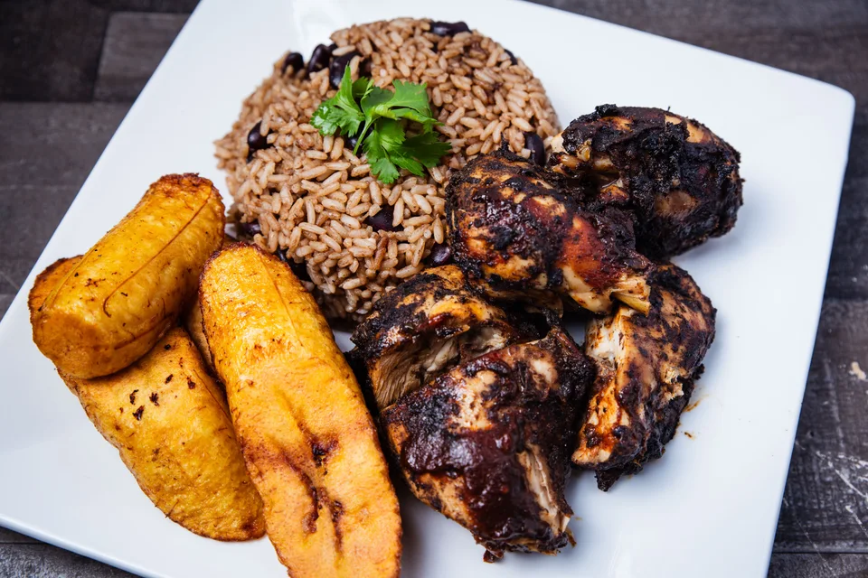 BookNoFees: Foto di esempio: Pollo alla giamaicana con riso e platano fritto