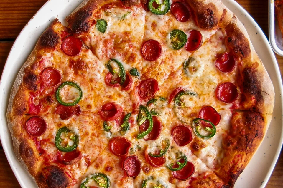 BookNoFees: Foto di esempio: Pizza condita con salame piccante e peperoni verdi