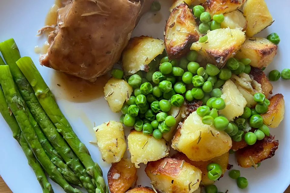 BookNoFees: Foto di esempio: Arrosto di maiale con sugo, patate arrosto, piselli e asparagi