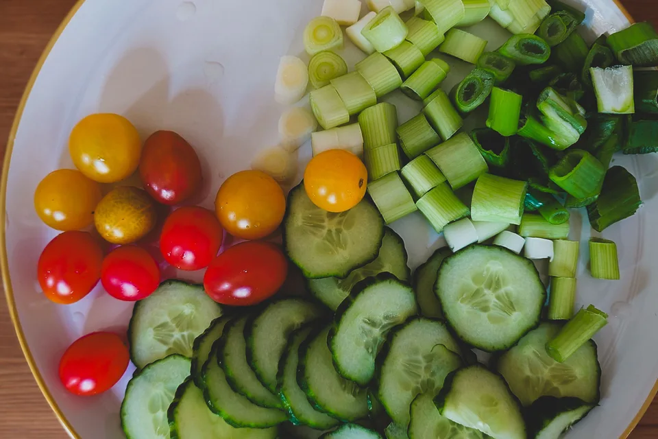 BookNoFees: Foto di esempio: Insalata di verdure con cetriolo, pomodori e cipollotti